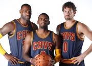 米兰体育官网-詹姆斯上演三双表现，领导骑士击败尼克斯