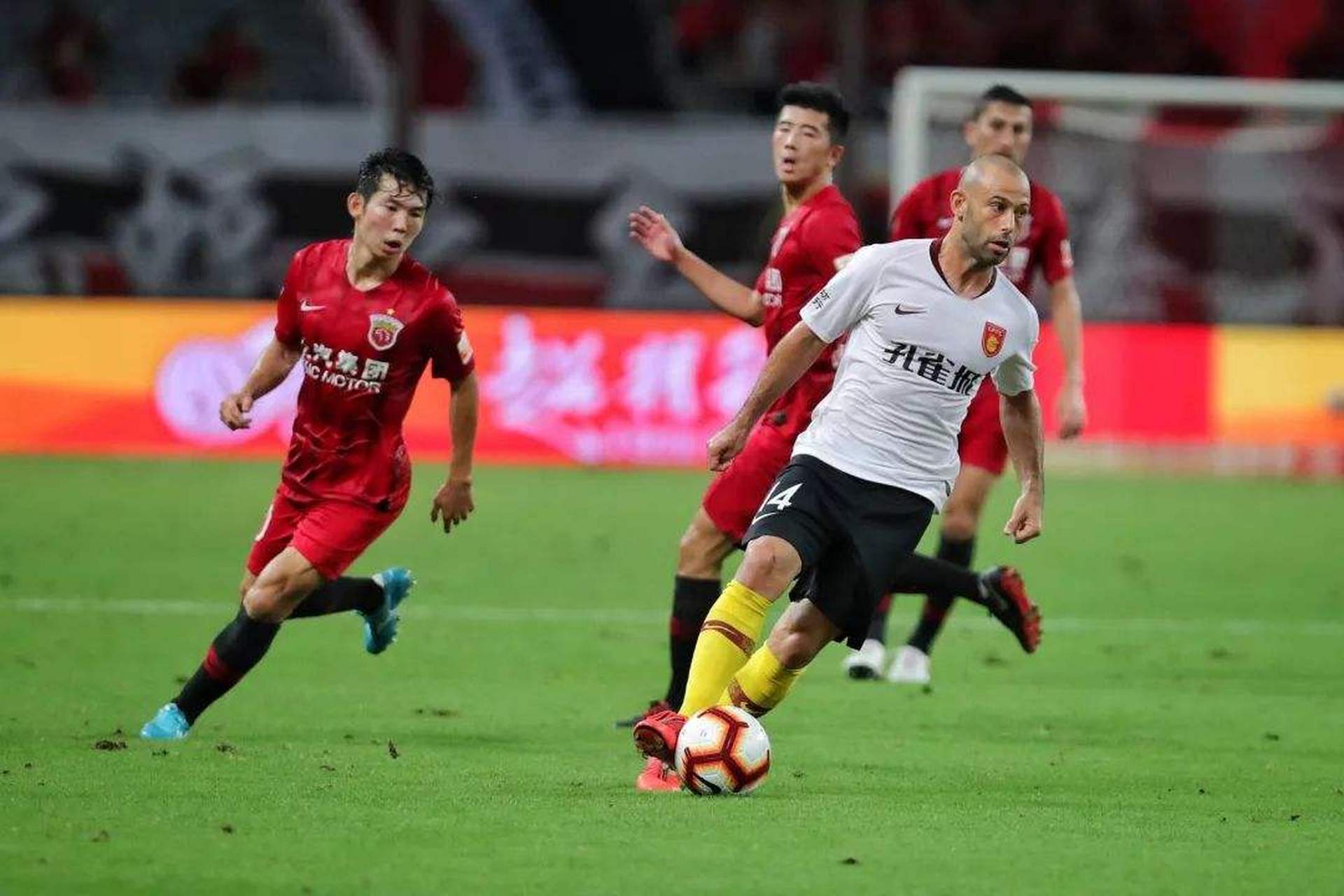 河北华夏幸福客场逼平广州富力，保持不败的简单介绍