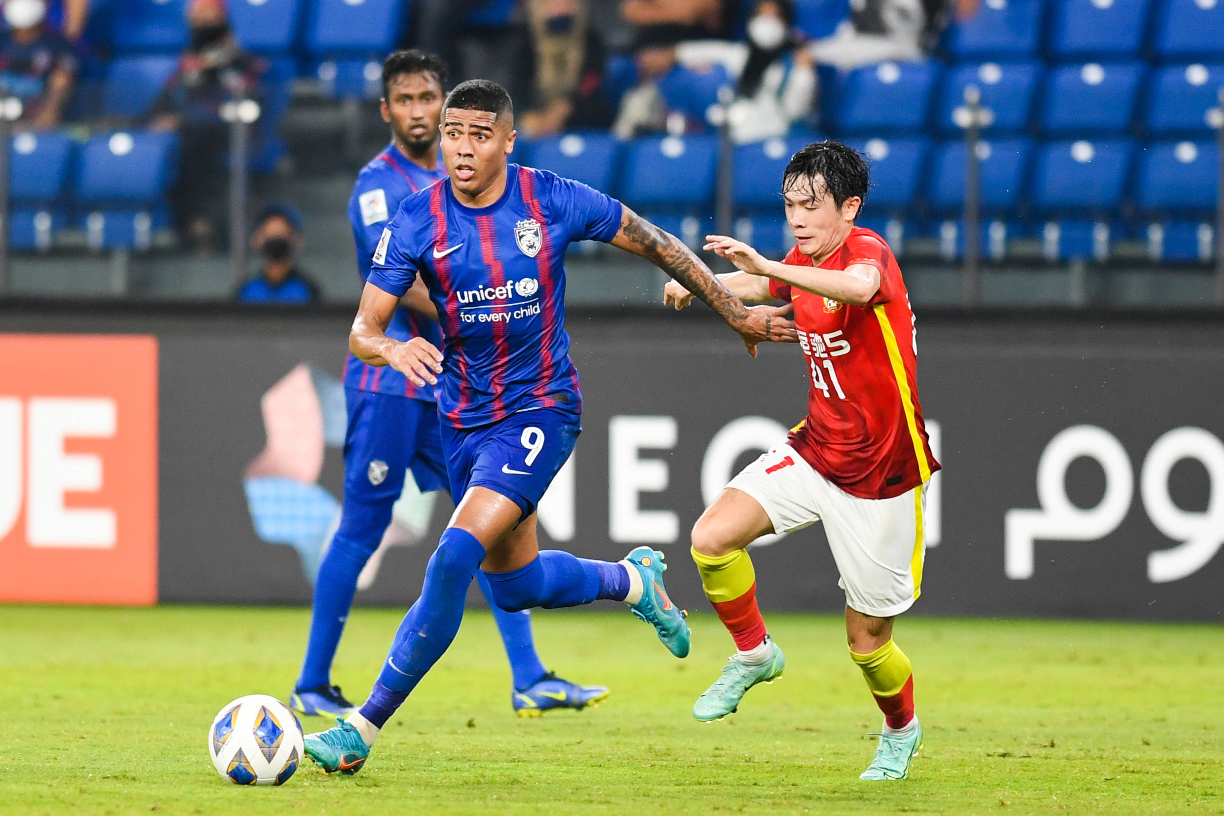 费耶诺德主场力克对手,赢得主场胜利 费耶诺德主场力克对手,赢得主场胜利