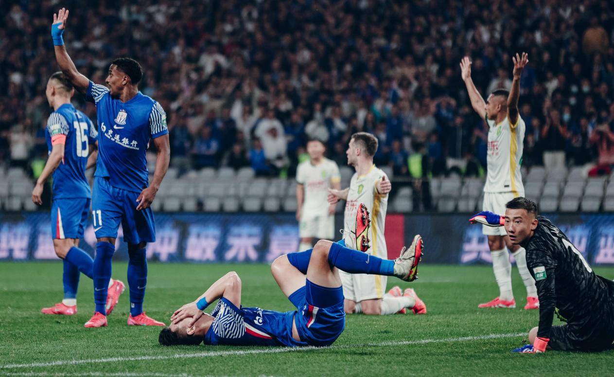 球员受伤下场,对球队造成一定影响 球员受伤下场,对球队造成一定影响