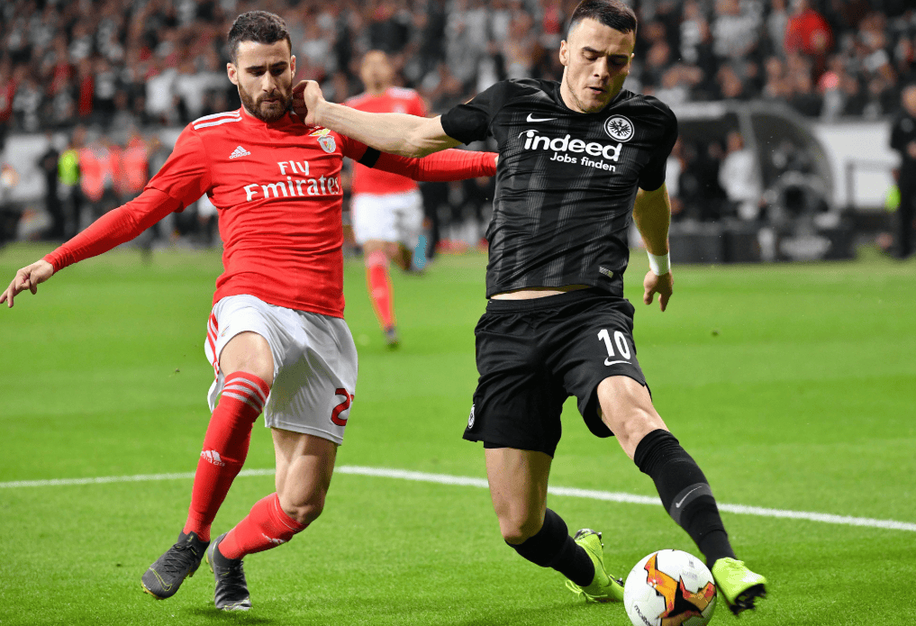 包含法兰克福豪取五连胜，球队状态火爆的词条