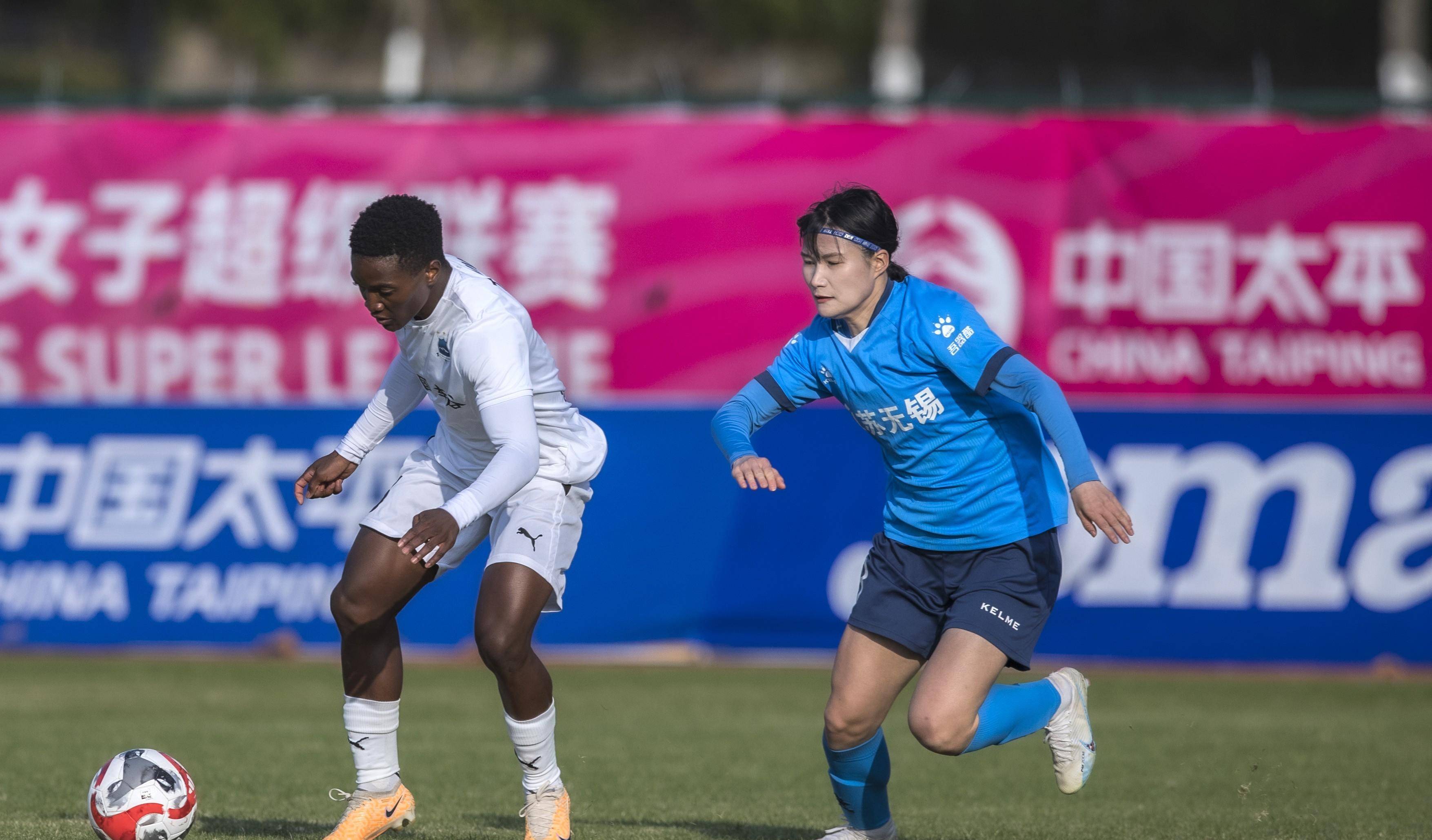 女足赛事惊艳亮相,观众尖叫不断 女足赛事惊艳亮相,观众尖叫不断