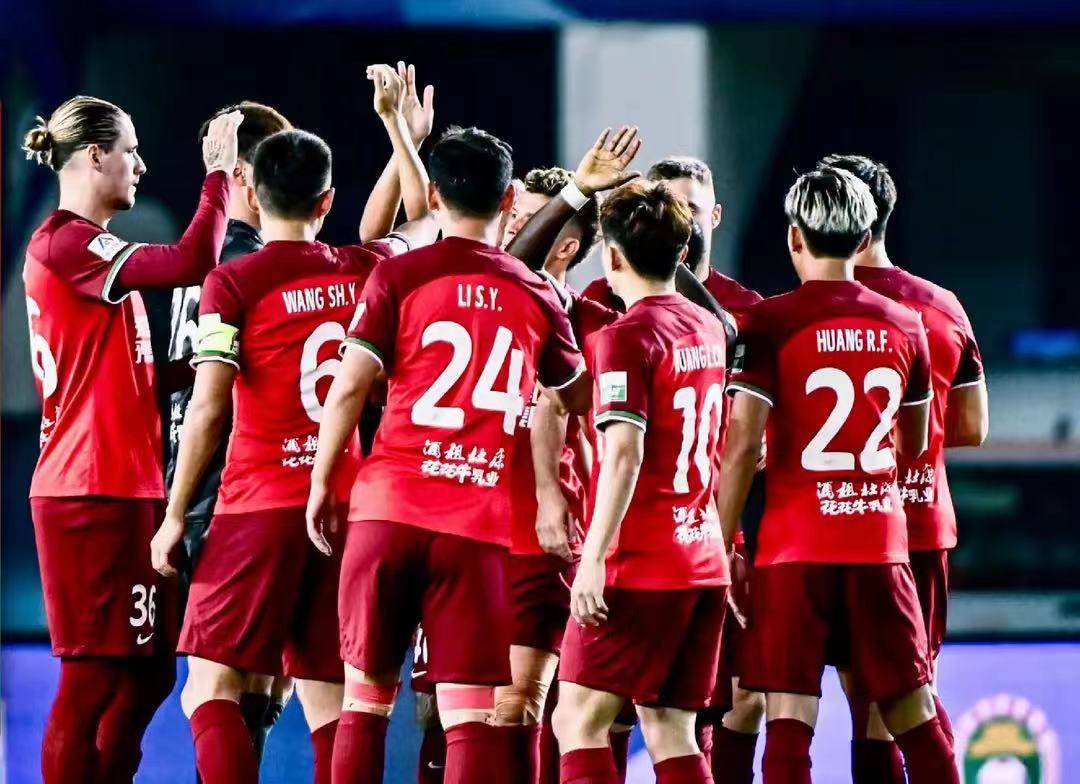 全场疯狂欢呼！观众见证惊险战局