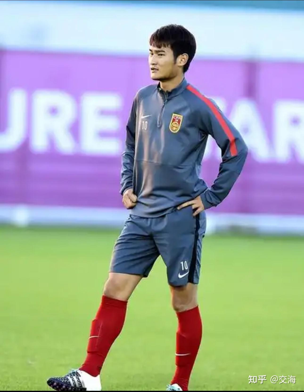 球员踢球技术纯熟,展现实力风采 球员踢球技术纯熟,展现实力风采