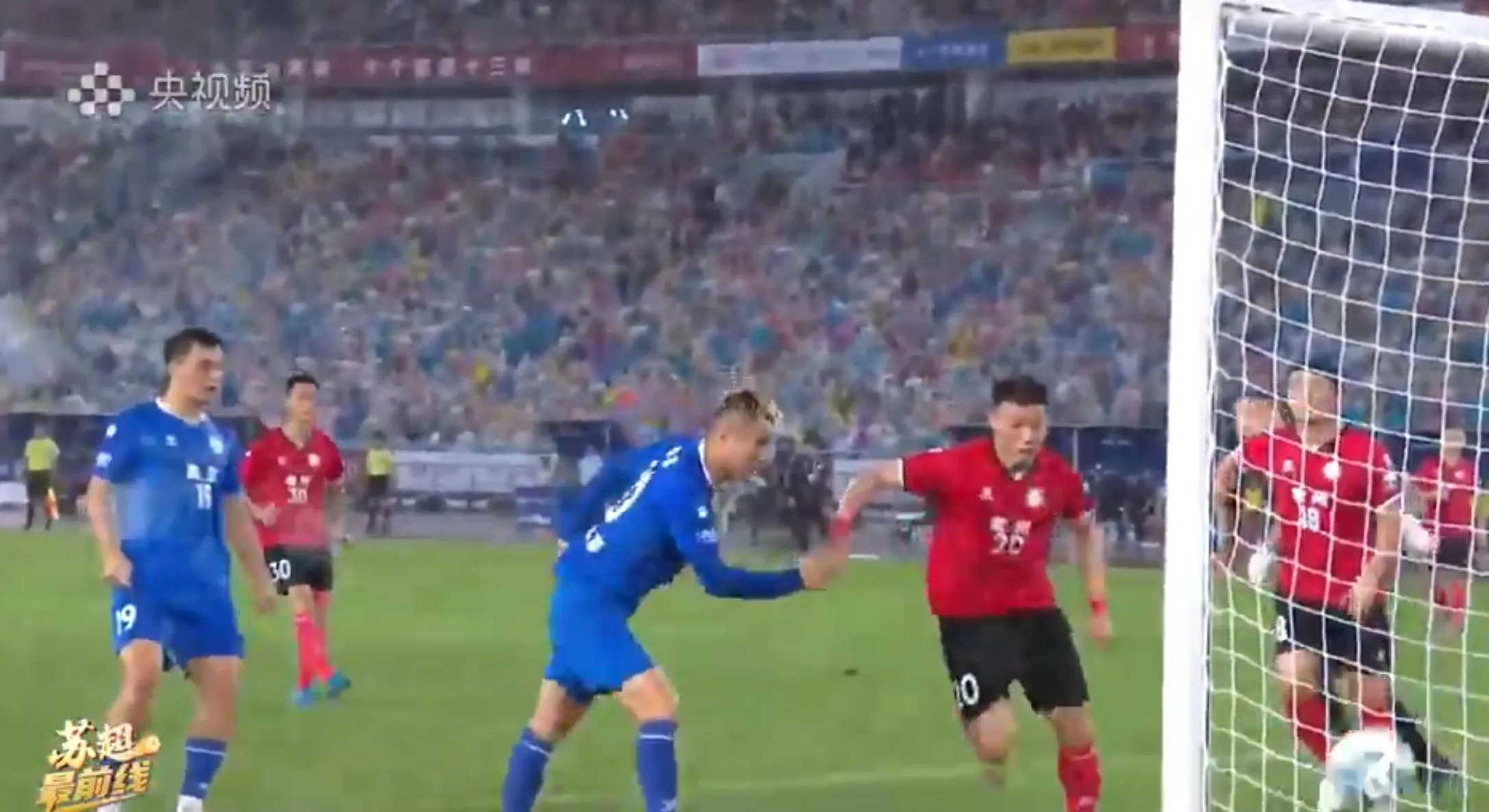 关于落后两球狂追平局,主场看台一片欢声的信息 关于落后两球狂追平局,主场看台一片欢声的信息