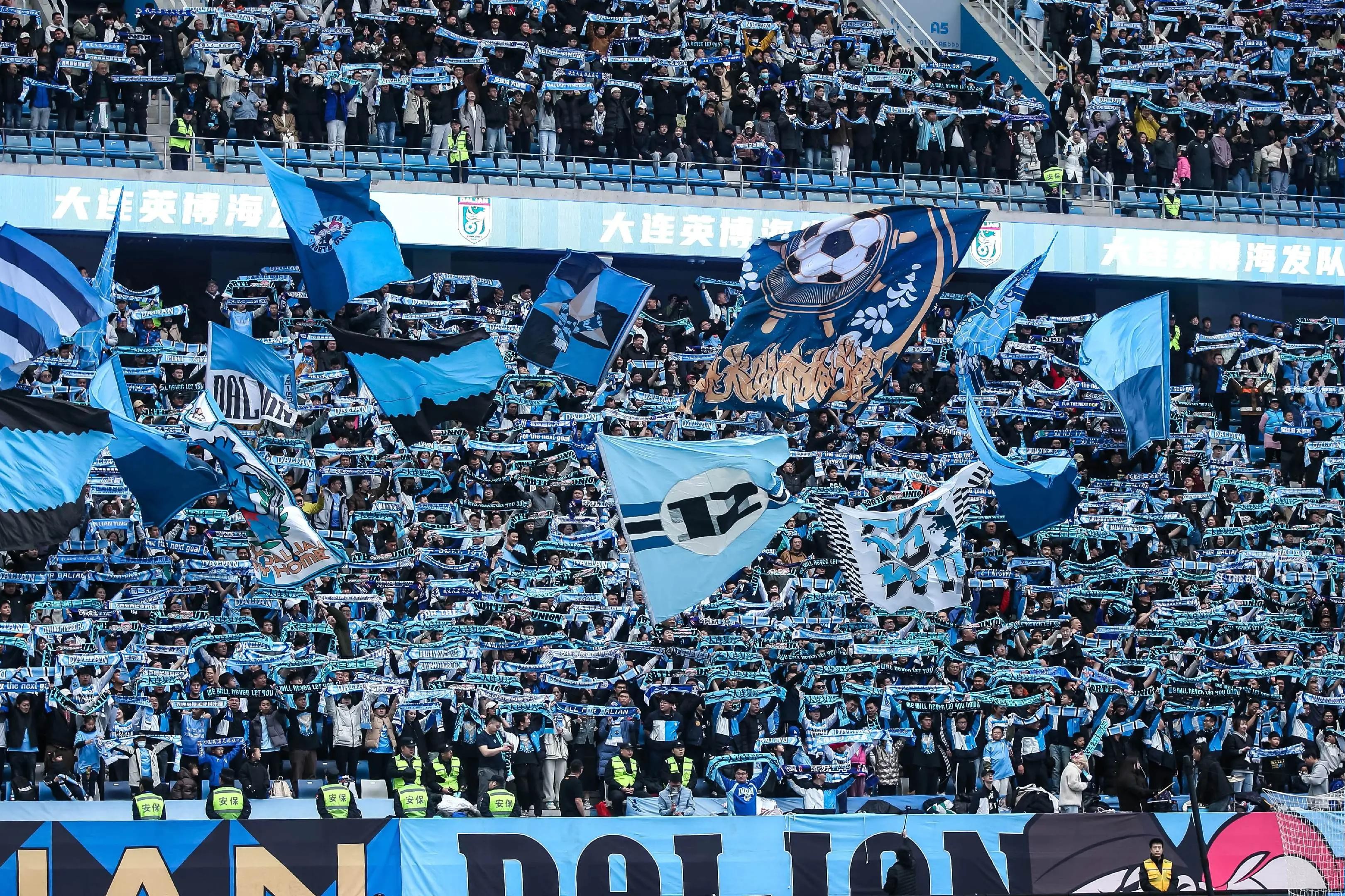 关于落后两球狂追平局,主场看台一片欢声的信息 关于落后两球狂追平局,主场看台一片欢声的信息