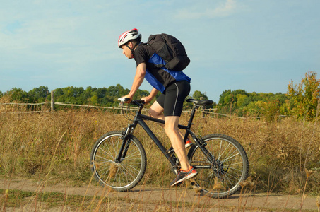秘鲁自行车选手团结协作力争进步 秘鲁自行车选手团结协作力争进步
