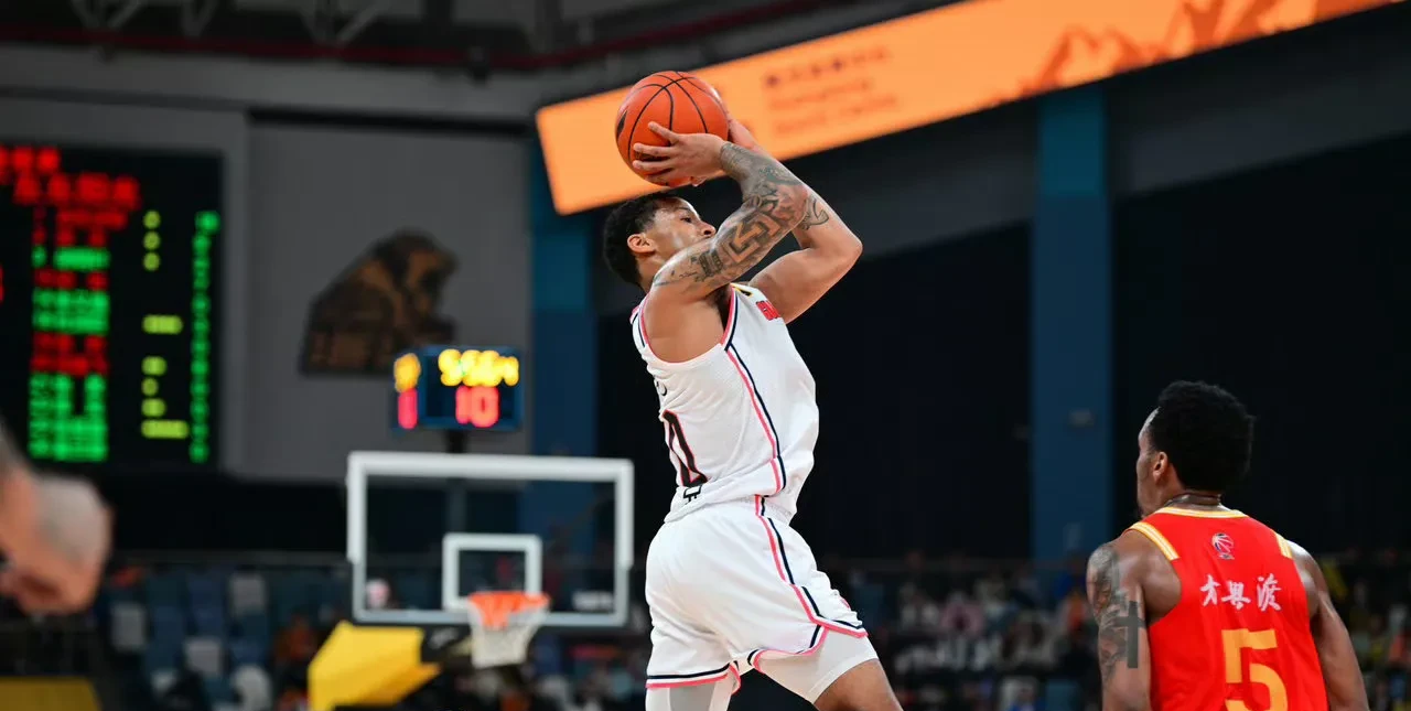 后卫连续突破得手，令对手束手无策