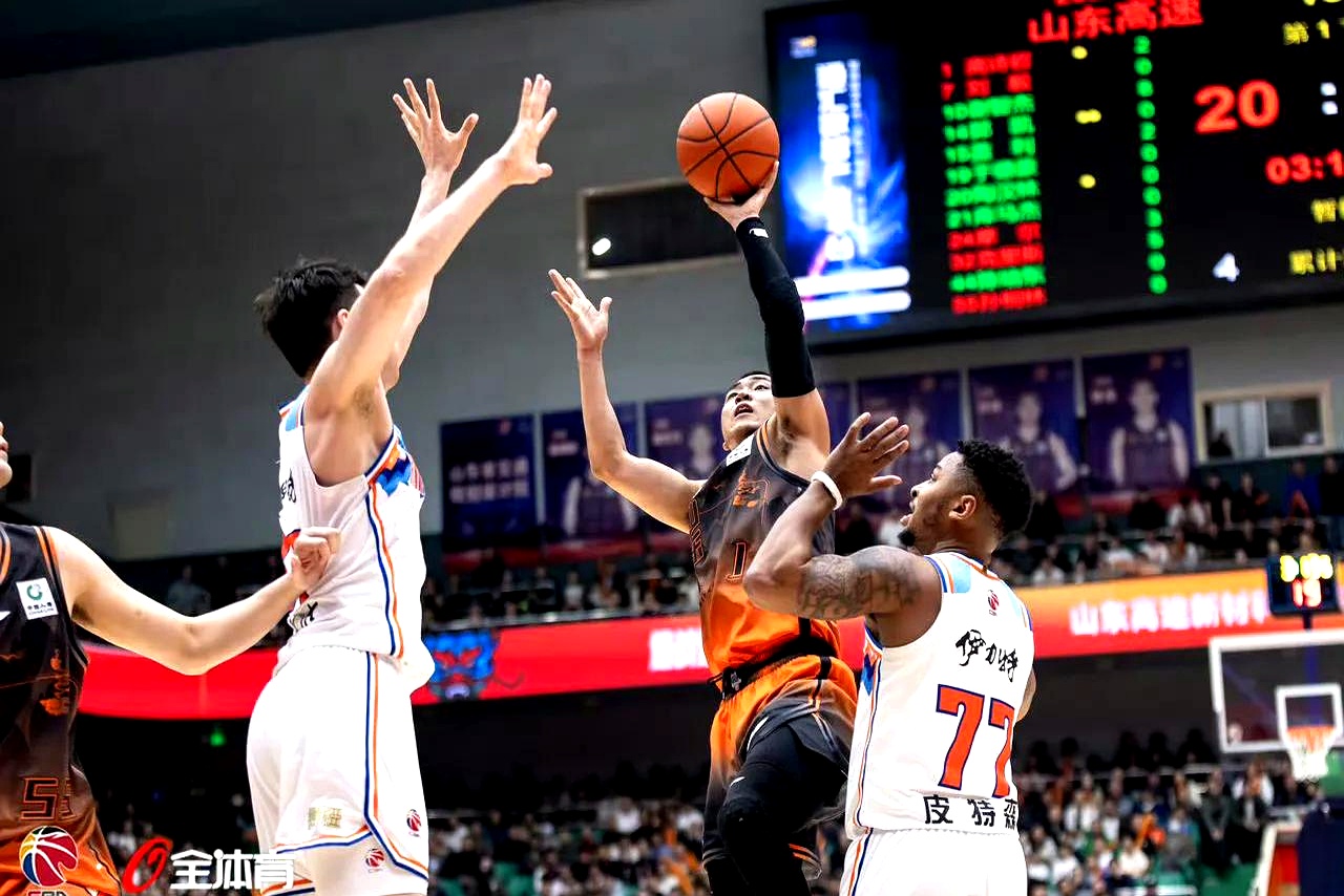 乌鲁木齐球场上的精彩对决震撼现场 乌鲁木齐球场上的精彩对决震撼现场