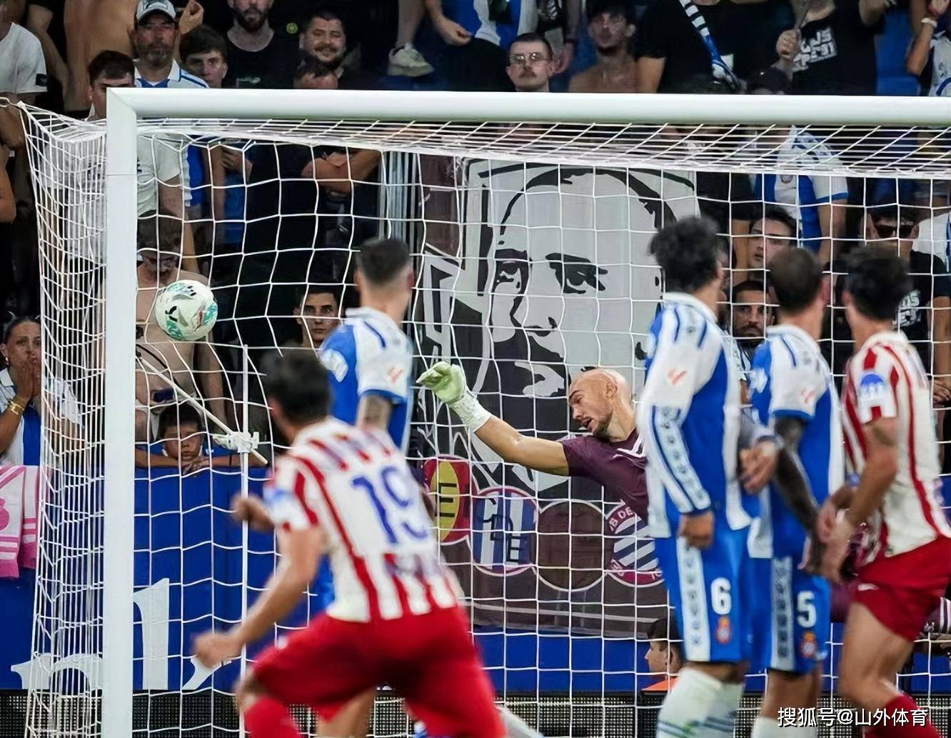 巴萨输球遭遇重创,战绩不佳 巴萨输球遭遇重创,战绩不佳