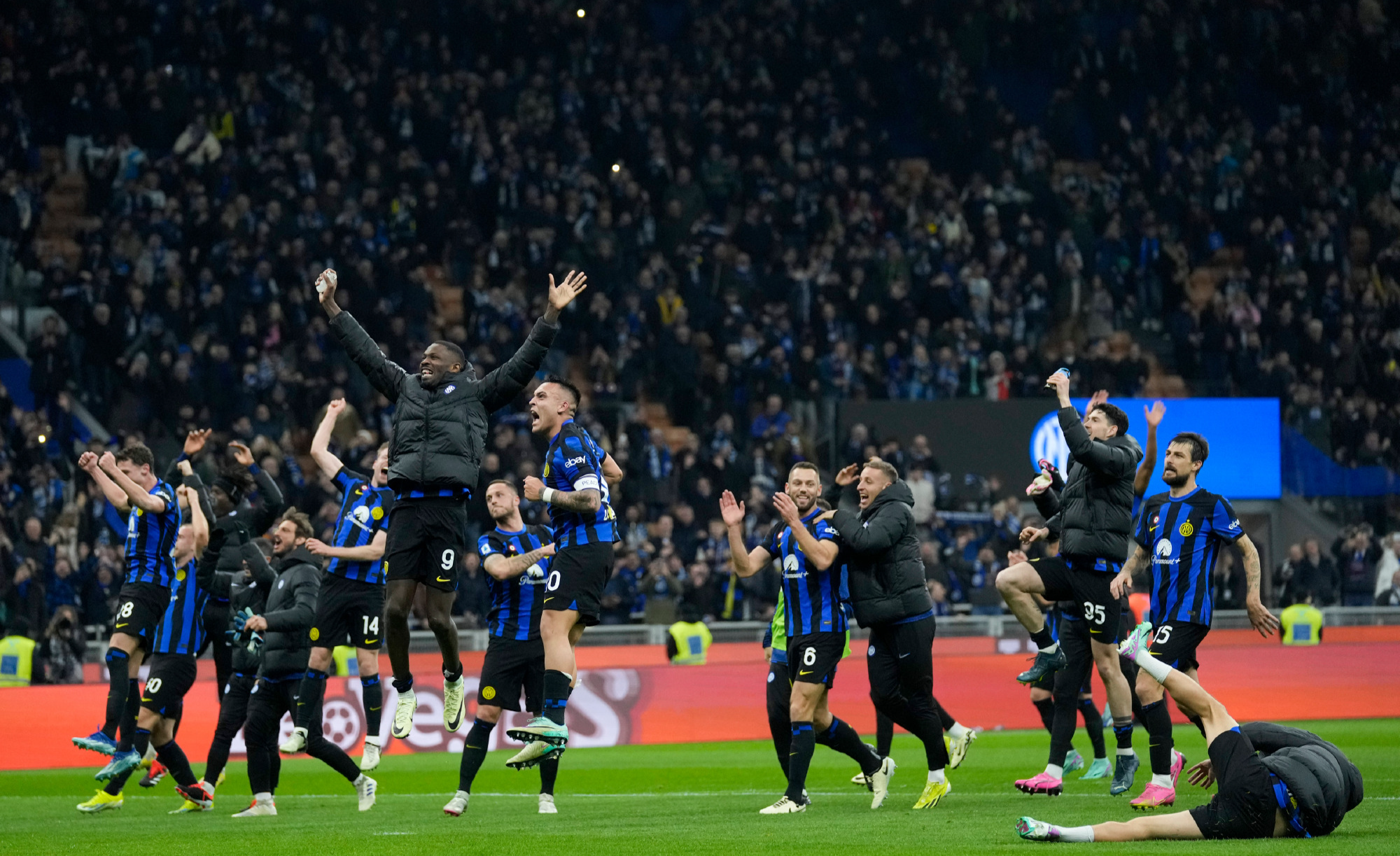 关于国际足球比赛燃爆全场，球迷热情高涨的信息