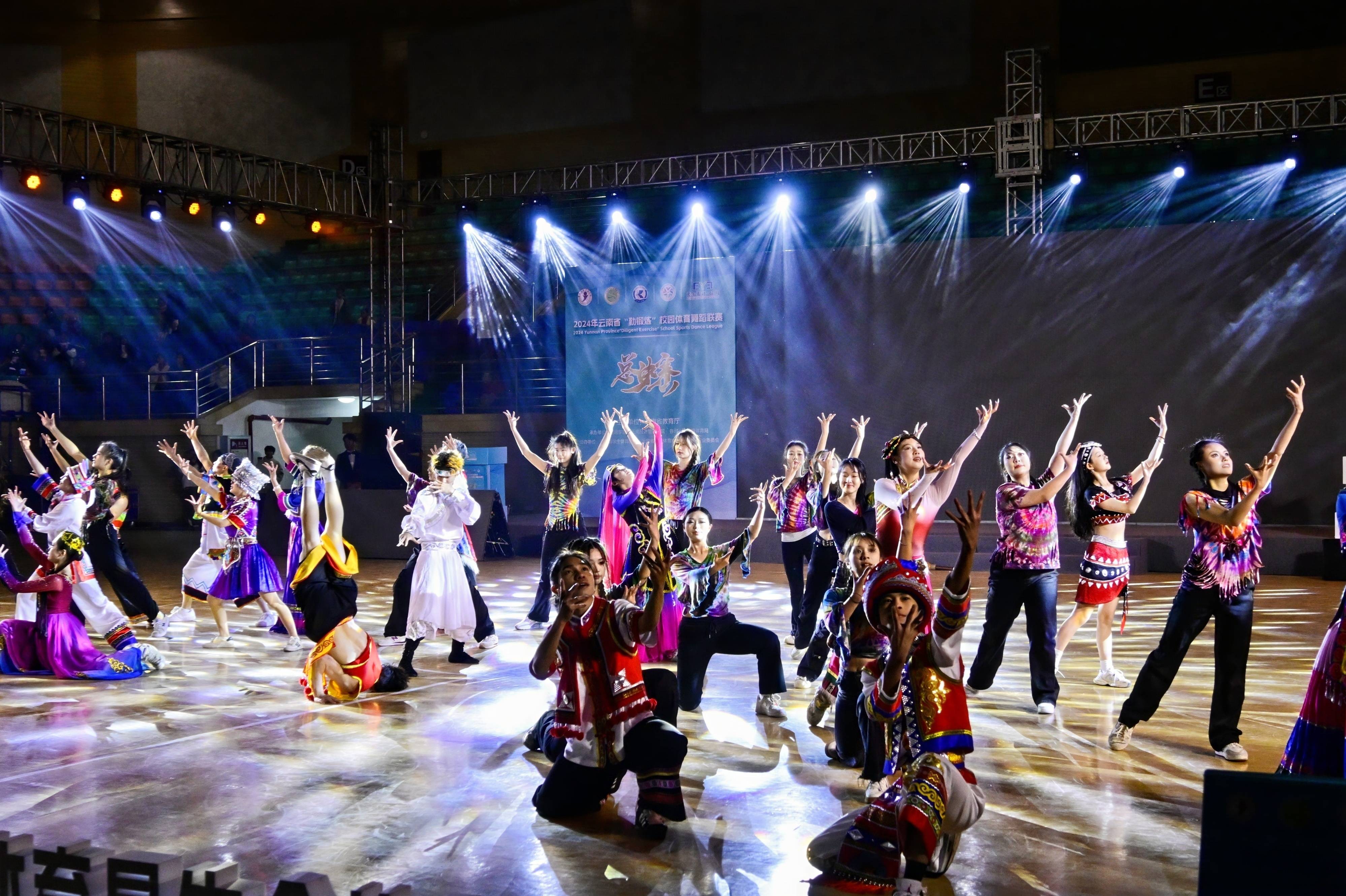 女足联赛赛事精彩纷呈，球员们竭尽全力争胜的简单介绍